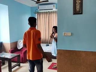 Indische Schönheit Desi verführt einen jungen Mann im Hotelzimmer