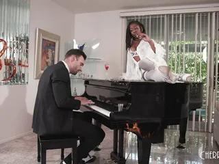 Schwarze fingert sich und fickt mit ihren grossen Titten