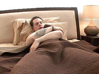 Junger Hengst bekommt Blowjob von heißer Hure