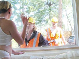 Blonde Milf fickt sich durch die Bauer