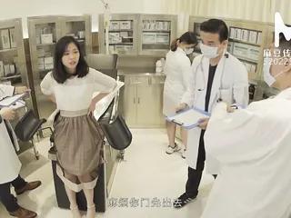 Asiatisches Model hat Spass mit ihrem Onkel