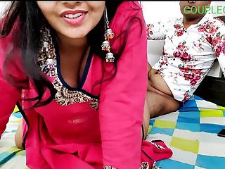 Komplente ische Mutter leckt den Arsch ihrer Freundin