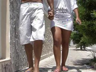 Brasilianische Brünette bekommt dicken Schwanz in ihr Arschloch