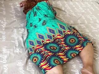 Reife Stiefmutter hat ihren ersten Arschfick ohne Gummi