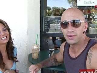 Vollbusige Brünette wird auf der straße abgeschleppt