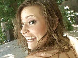 Tätowierte Ashlynn Leigh spielt mit ihrem Dildo