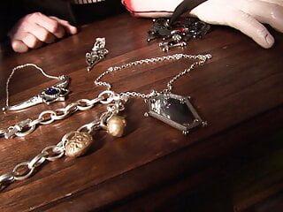 Vollbusige Latex Nutte bläst und fickt zwei manner