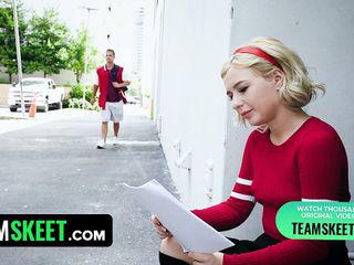 Teen Blondine kriegt Sperma auf die Brille