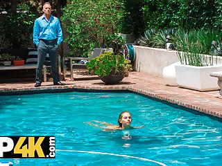 Daddys kleines Mädchen ist bereit für den Schwanz des Stiefvaters