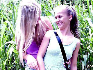 Süßes Mädchen wird in der Öffentlichkeit zum Lesbensex verführt