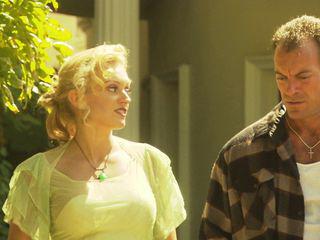 Milf mit großen Brüsten bläst einen harten Schwanz und lässt sich von hinten ficken