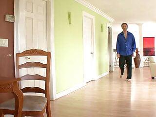 Dunkelhäutiger Teen lutscht und fickt für Sperma