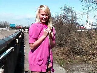 Russisches Mädchen mit großen Titten auf offener straße