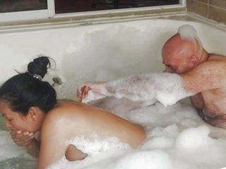 Zusammenstellung von versauten Nachbarn im Bad gefilmt