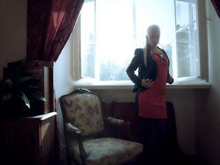 Jessi Volt schaut sich beim masturbieren zu