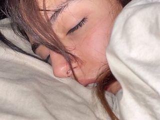 Dünnes Teen wird von grossem Schwanz gefickt