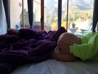 Sexy Girl wird von ihrem Mann feucht und fingert sich