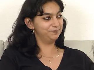 Junge Türkin bekommt einen riesigen Dildo in die Pussy