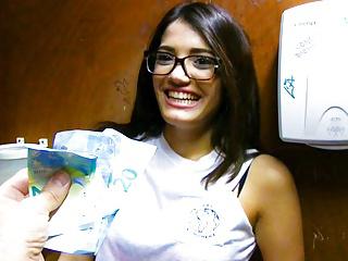 Kleine junge Latina wird für Geld gefickt