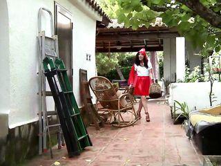 Tätowierte Brünette reitet auf einem harten Schwanz