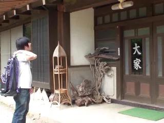 Milf mit großen Titten wird von einem Unbekannten zum Sex überredet