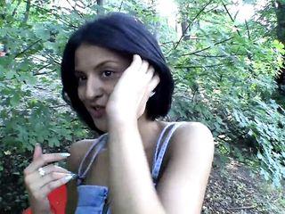 Versaute deutsche Transe in Nahaufnahme beim blasen