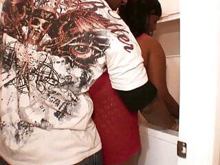 Schwarze bbw mit eingeölten Titten bläst und fickt