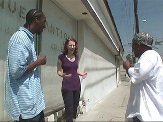 Notgeile rothaarige kann es nicht erwarten von zwei schwarzen gefickt zu werden