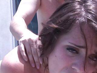 Sie bäst einen riesigen Schwanz für ihre enge Fotze