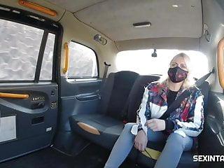 Geile blonde Witwe wird im Taxi hart gefickt