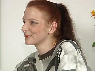 Rothaarige steckt sich den Dildo in die Muschi - Teen mit großen Titten beim massagesex