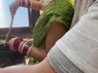 Desi Sex die geile Hausfrau fickt mit dem Mann in der Küche