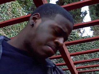 Dunkelhaarige deutsche Milf liebt bbc tief in ihrem Arsch