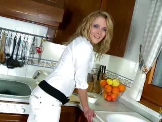 Lebhaftes Luder zeigt ihre Kurven vor dem Sex