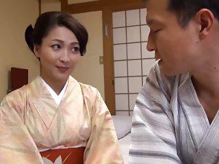 Japanische Schönheiten - hübsche Milf trägt sexy Dessous