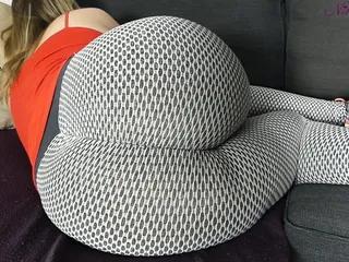 Fettes französisches Mädel mit dickem Arsch lutscht dicken Schwanz in Yoga Höschen