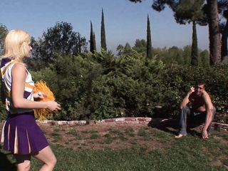 Cheerleader Blondine mit dicken Titten fickt im Club