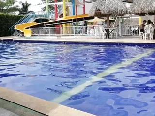 Amateursex am Pool mit einem geilen Pärchen