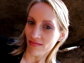 Blondes Flittchen mit großem Schwanz am Strand