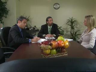 Ehefrau mit grossen Titten fickt sich selbst