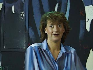 Reife brunette befriedigt sich mit jungem Dildo