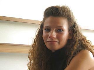 Junge Brünette massiert sich vor der Kamera die Muschi