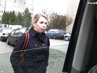 Alica wird im Bumsbus vom Fremden gefickt