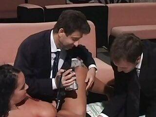 Verrückte Swingerin wird von mehreren Schwänzen gefickt