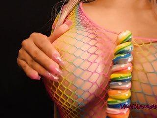 Blondine mit großen Titten fickt sich selbst