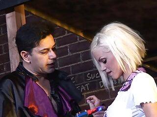 Die blonde Schlampe bläst in der ubahn und lässt sich vollwichsen