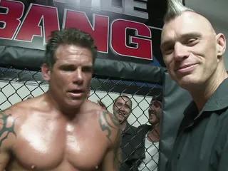 Kelly Divine ist eine schlanke Schlampe die es gerne mit einem schwarzen treibt