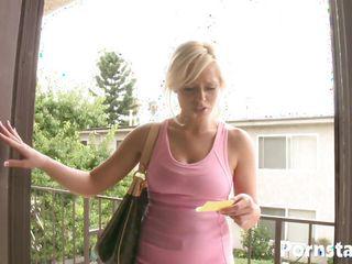 Blondine Angelina Ashe masturbiert mit einem Dildo