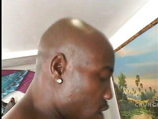 Eine super geile schwarze Bitch wird von einem weißen und schwarzen in der hündchenstellung gefickt - Interracialsex mit einem Ebony