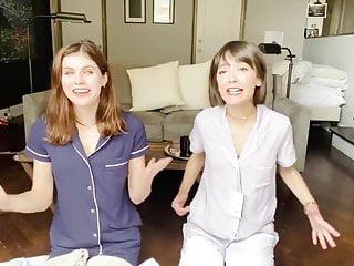 Die sexy Alexandra Silk zieht sich aus